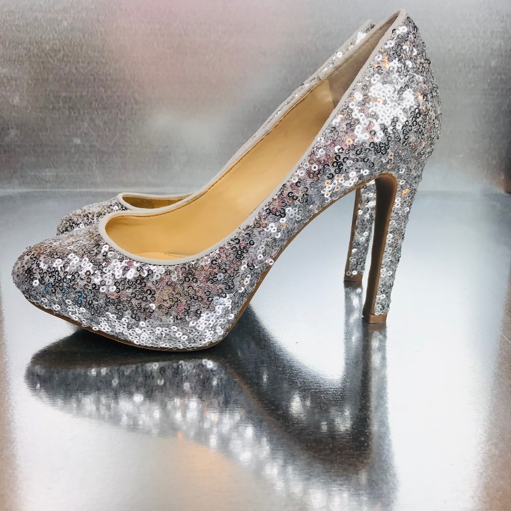 Gianni Bini Silver Sequin Stilettos EUC Size 6.5